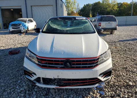 2017 Volkswagen Passat R-Line z USA, uszkodzony, nr VIN 1VWDT7A34HC043631